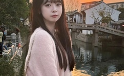 美女走过光吹裙子